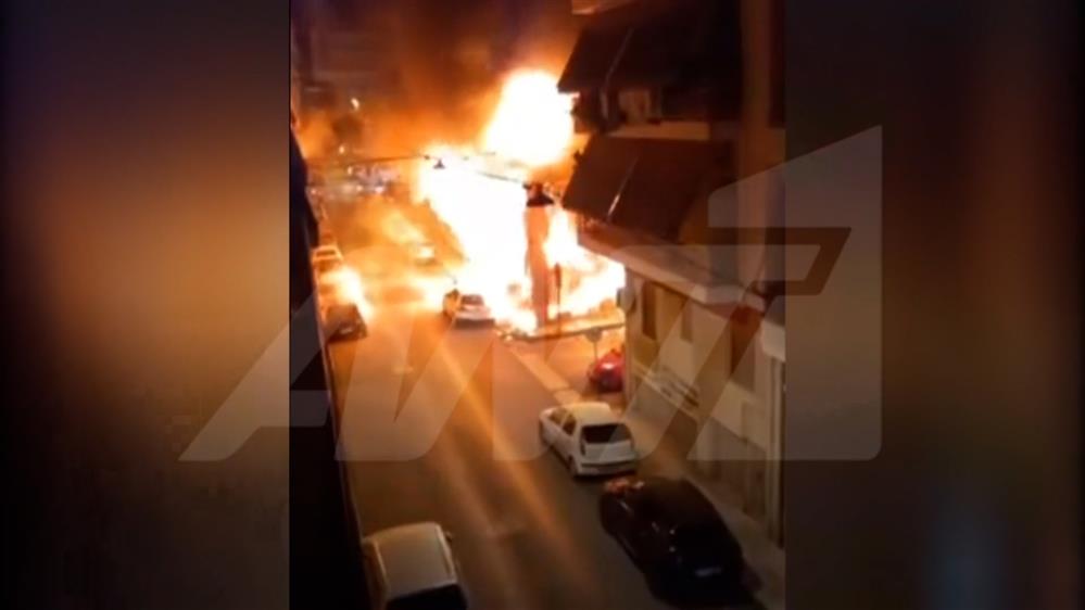 Πατήσια: Πυρκαγιά σε επιχείρηση έκαψε γειτονικά σπίτια και αυτοκίνητα