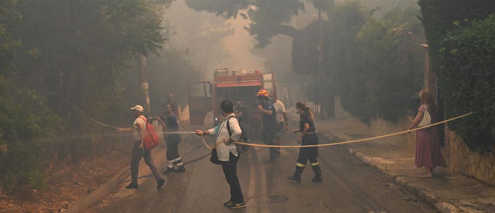 Φωτιές: Ο Κασσελάκης, το Μαξίμου, ο περιφερόμενος influencer και τα “παραμύθια με δράκους”