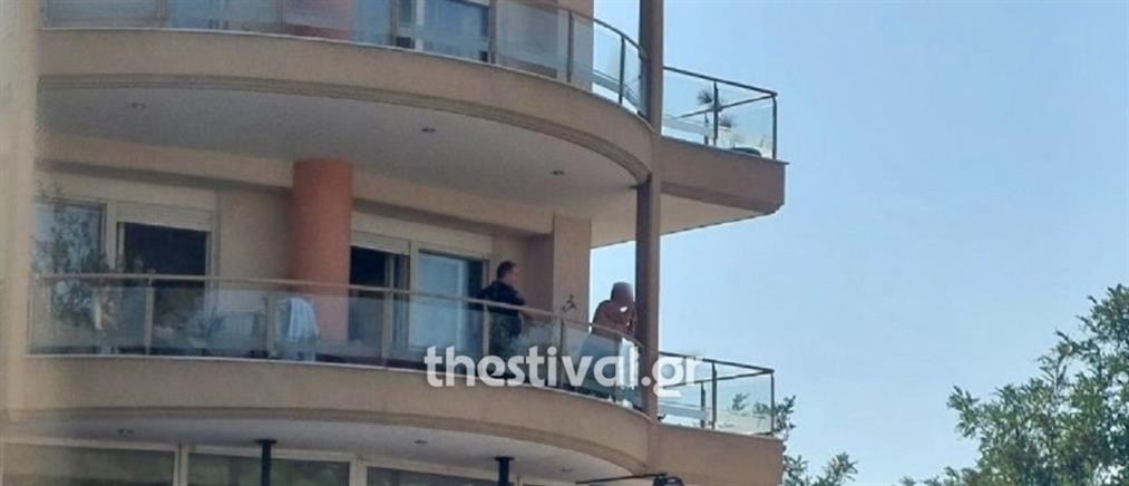 Θεσσαλονίκη: Βγήκε στο μπαλκόνι με την καραμπίνα (βίντεο)