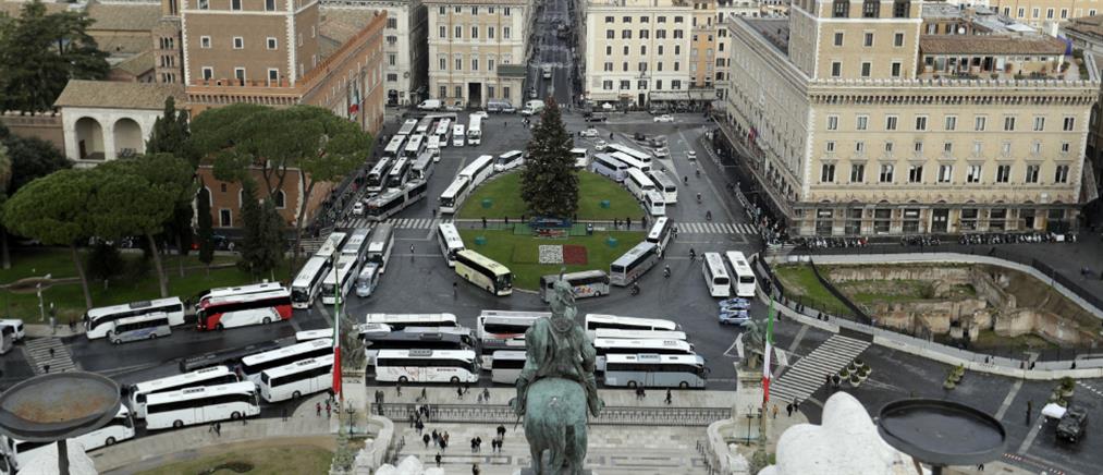 Ρώμη: Σε κατάσταση πολιορκίας από τα τουριστικά λεωφορεία (βίντεο)