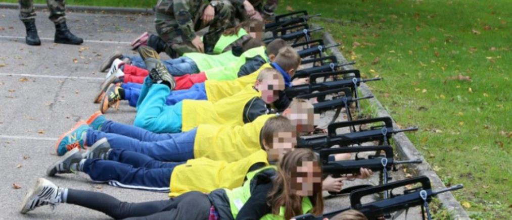 Μαθητές δημοτικού σχολείου εκπαιδεύονται στα όπλα