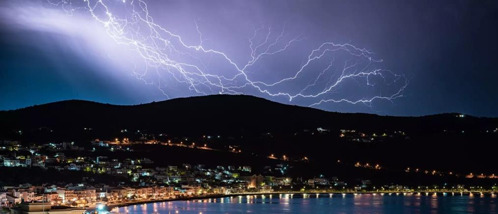 Κακοκαιρία “Genesis”: Μαγικές εικόνες από καταιγίδα κεραυνών στην Σάμο