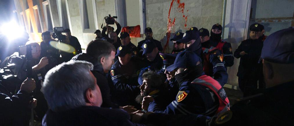 Αλβανία: Διαδηλωτές συγκρούστηκαν με αστυνομικούς έξω από το γραφείο του Ράμα (εικόνες)