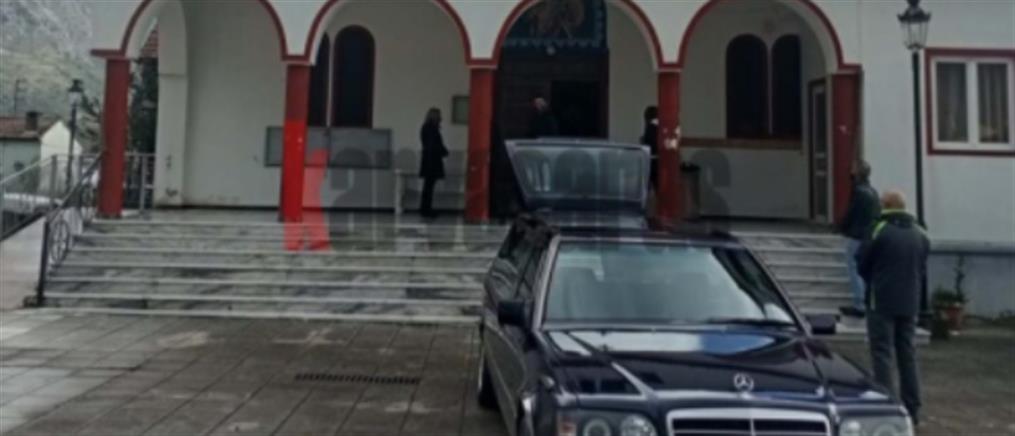 Έγκλημα στο Χαλκιόπουλο: Ανείπωτη θλίψη στην κηδεία του 91χρονου (εικόνες)