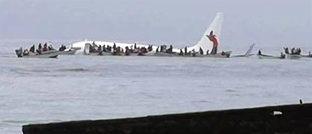 Αεροπλάνο... προσγειώθηκε στη θάλασσα, δίπλα στο διάδρομο προσγείωσης (βίντεο)