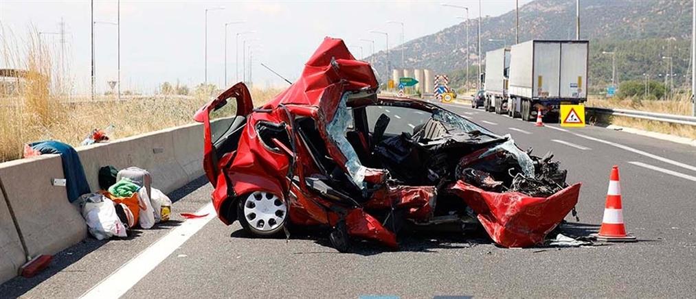 “Σμπαράλια” έγινε αυτοκίνητο που έπεσε σε φορτηγό σταματημένο σε ΛΕΑ (εικόνες)