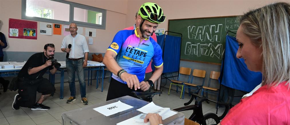 Ευρωεκλογές 2024: Μπήκε να ψηφίσει με το ποδήλατό του (εικόνες)