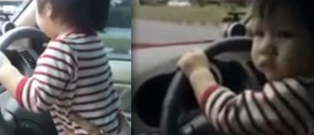 Βίντεο: έδωσε το τιμόνι στο 10 μηνών μωρό του!