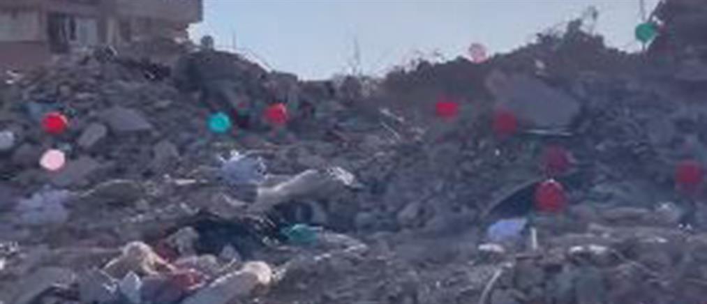 Σεισμός στην Τουρκία: μπαλόνια στα συντρίμμια για τα παιδιά που χάθηκαν (βίντεο)