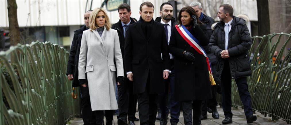 Φόρο τιμής στα θύματα του Charlie Hebdo απέτισε ο Μακρόν (φωτο)