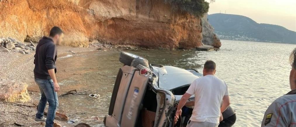 Σαλαμίνα - Τροχαίο: Αυτοκίνητο που επέβαιναν παιδιά έπεσε στην θάλασσα (εικόνες)