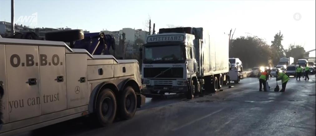 Λεωφόρος Αθηνών: Ανατροπή φορτηγού και καραμπόλα