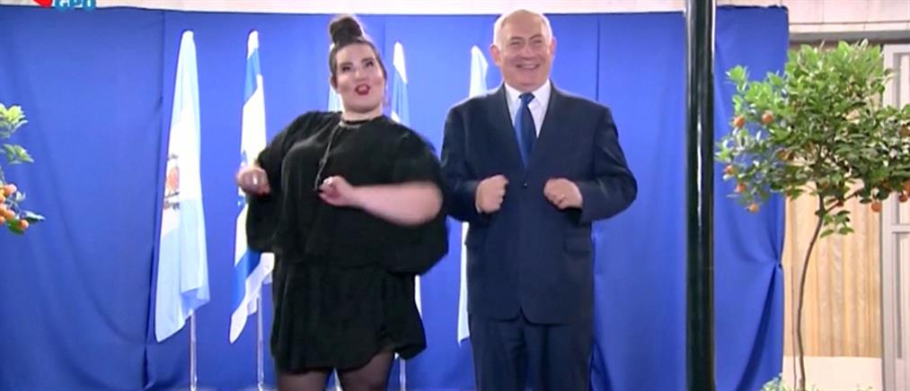 Ο Νετανιάχου και η νικήτρια της Eurovision στον ...χορό του κοτόπουλου! (βίντεο)