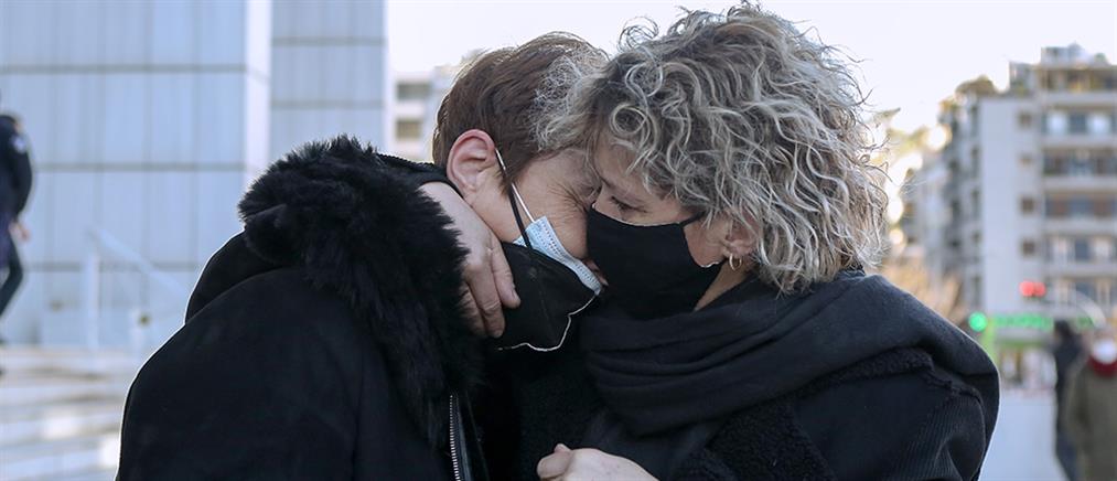 Δίκη Τοπαλούδη: αγκαλιά η μάνα της Ελένης με την μητέρα της Γαρυφαλλιάς (εικόνες)