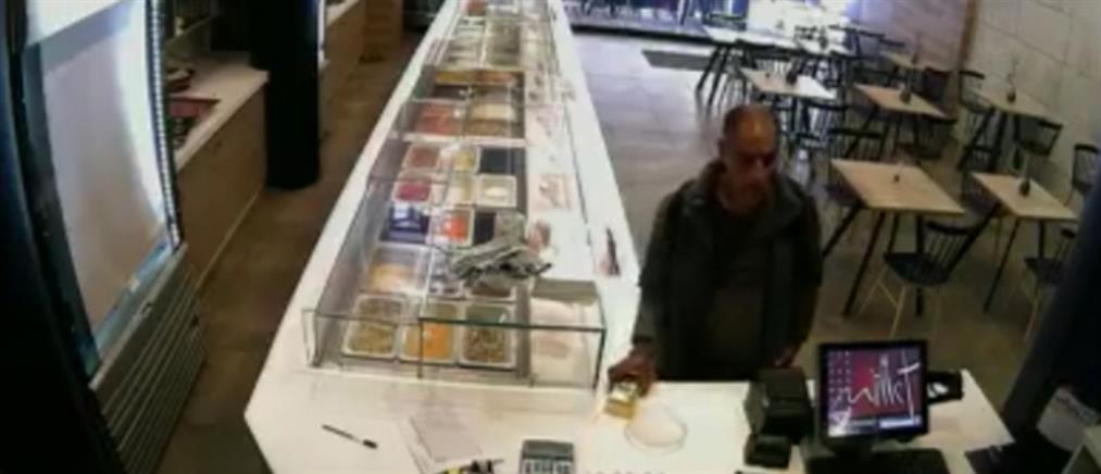 Μπήκε σε εστιατόριο και έκλεψε τα φιλοδωρήματα! (βίντεο)