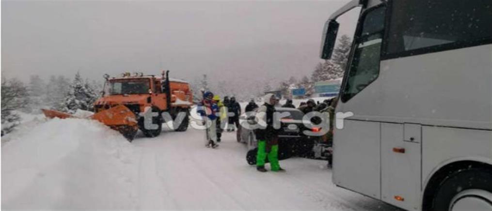 Μαρτύριο στον χιονιά για επιβάτες λεωφορείου (εικόνες)