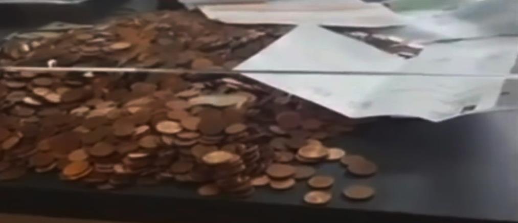 Πλήρωσε το πρόστιμο με… 5.100 κέρματα και “τρέλανε” τους εφοριακούς (βίντεο)