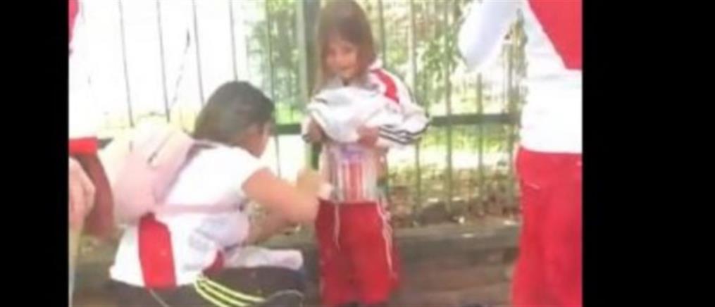 “Έντυσε” με φωτοβολίδες κοριτσάκι για να τις περάσει στο Μπόκα Τζούνιορς – Ρίβερ Πλέιτ (βίντεο)