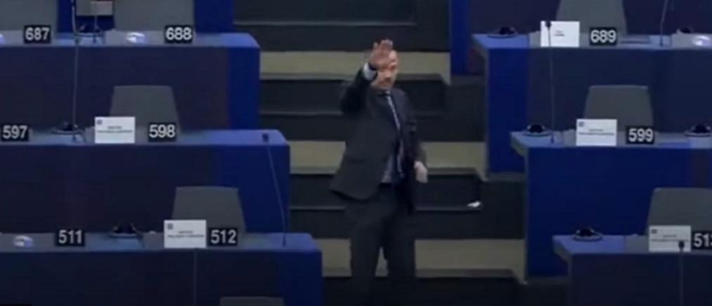 Ναζιστικός χαιρετισμός στο Ευρωκοινοβούλιο ξεσήκωσε αντιδράσεις (βίντεο)