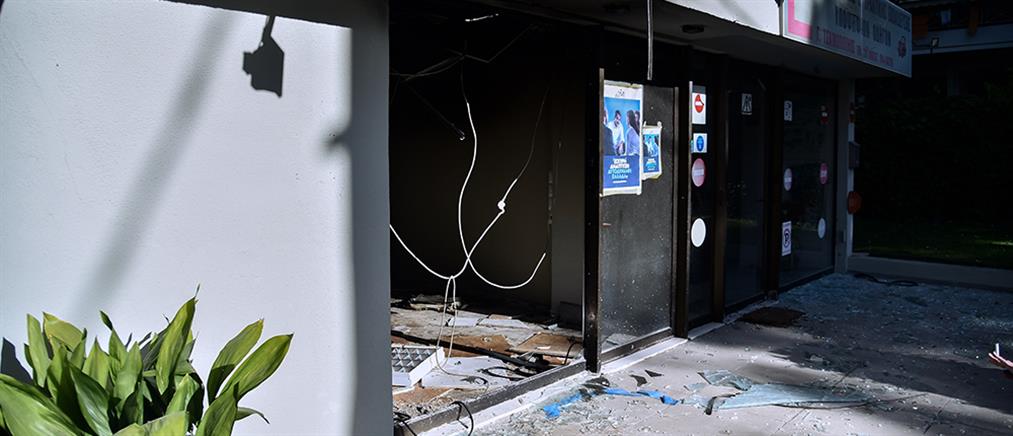 ΝΔ - Πεύκη: επίθεση με γκαζάκια στην τοπική οργάνωση (εικόνες)