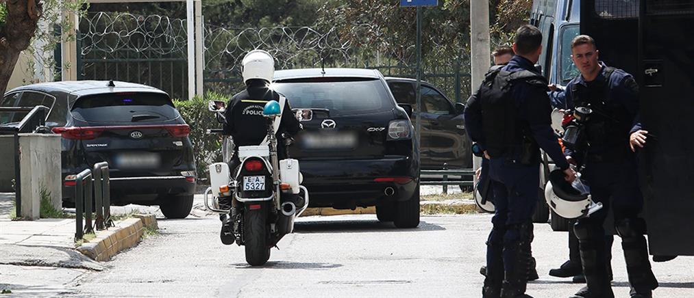 Δολοφονία Καραϊβάζ: Κόντρα Θεοδωρικάκου - ΣΥΡΙΖΑ για τις συλλήψεις