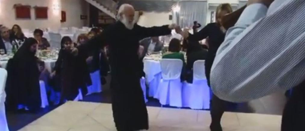 Viral: Ιερέας χορεύει για την Μακεδονία (βίντεο)