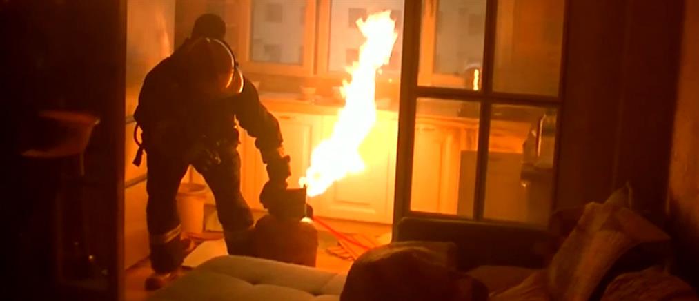 Ήρωας πυροσβέστης βάζει σε κίνδυνο τη ζωή του για να σώσει άλλες (βίντεο)
