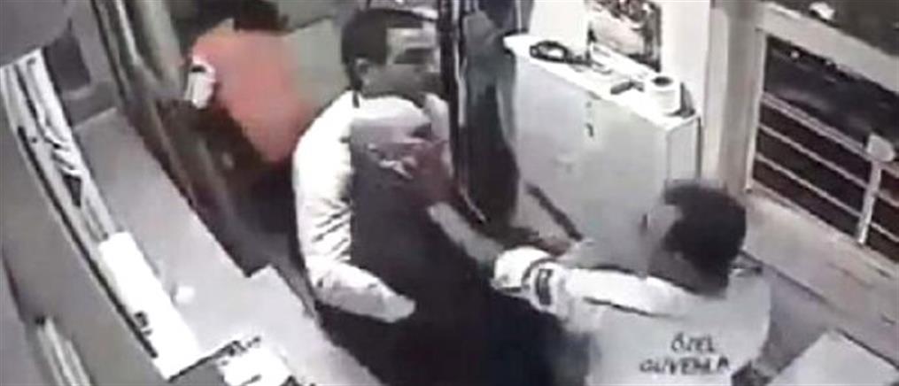 Πρώην υπουργός σπάει στο ξύλο φύλακα γιατί δεν τον αναγνώρισε (Βίντεο)