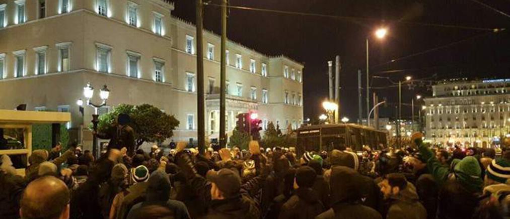 Διαμαρτυρία οπαδών του Παναθηναϊκού έξω από τη Βουλή