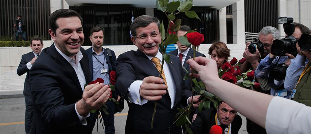 Κόκκινα τριαντάφυλλα μοίρασαν Τσίπρας - Νταβούτογλου (βίντεο + φωτο)