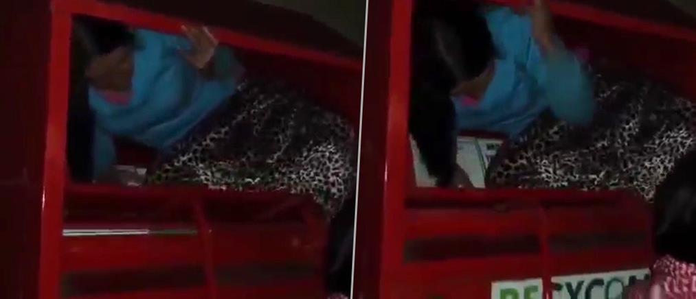 Γυναίκα σφήνωσε σε κάδο ανακύκλωσης! (βίντεο)
