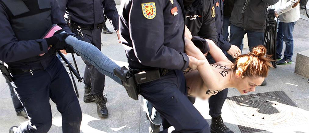 Γυμνόστηθη διαμαρτυρία των FEMEN έξω από το ισπανικό κοινοβούλιο