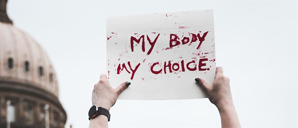 Γαλλία: το δικαίωμα στην άμβλωση κατοχυρώθηκε συνταγματικά