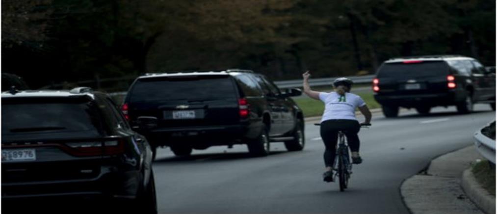 “Καμπάνια” για την ποδηλάτισσα που ύψωσε το μεσαίο δάχτυλο στον Τραμπ και… απολύθηκε