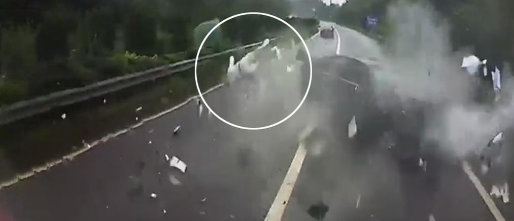 Βίντεο-σοκ: Επιβάτης αυτοκινήτου “εκτοξεύτηκε” από το παράθυρο και επέζησε