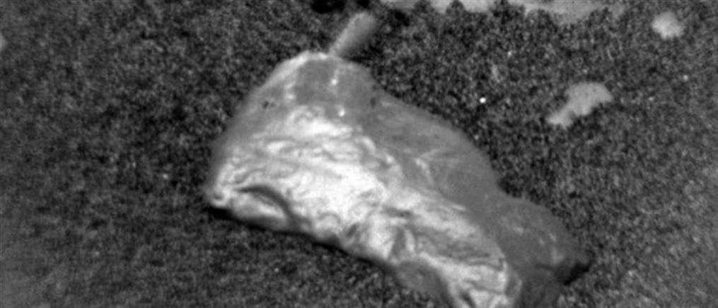 Εξάπτει τη φαντασία ένα μυστηριώδες αντικείμενο που λάμπει σαν χρυσός στην επιφάνεια του Άρη (εικόνες)