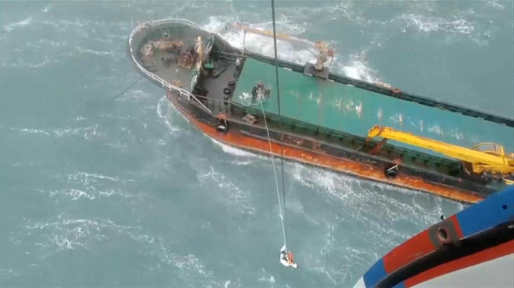 Κίνα: Διάσωση πληρώματος από κατεστραμμένο φορτηγό πλοίο