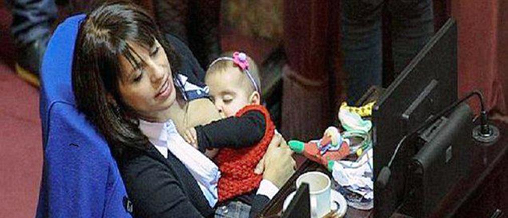 Βουλευτής θήλασε το μωρό της μέσα στο κοινοβούλιο
