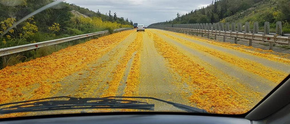 Ο αυτοκινητόδρομος γέμισε με… πορτοκάλια (εικόνες)