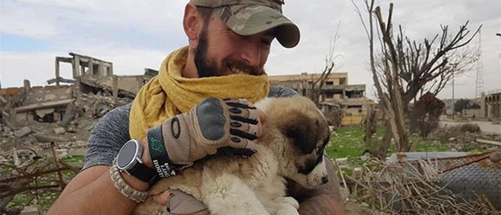 Βρετανός έσωσε κουτάβι στην Ράκα, το πήρε μαζί του και κάνει την ζωή τους... βιβλίο (εικόνες)