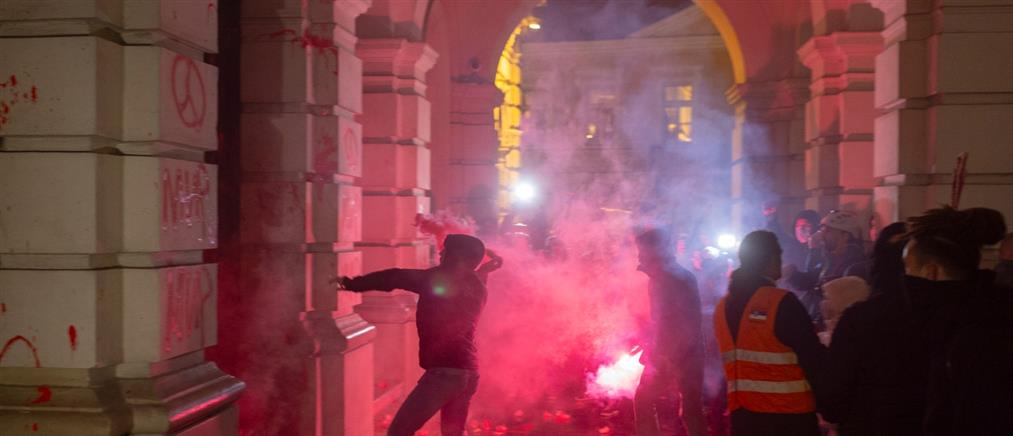 Σερβία - Νόβι Σαντ: Επεισόδια σε διαδήλωση για το δυστύχημα στον σιδηροδρομικό σταθμό (εικόνες)