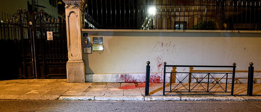 Ο “Ρουβίκωνας” επιτέθηκε με μπογιές στην ιταλική πρεσβεία (βίντεο)