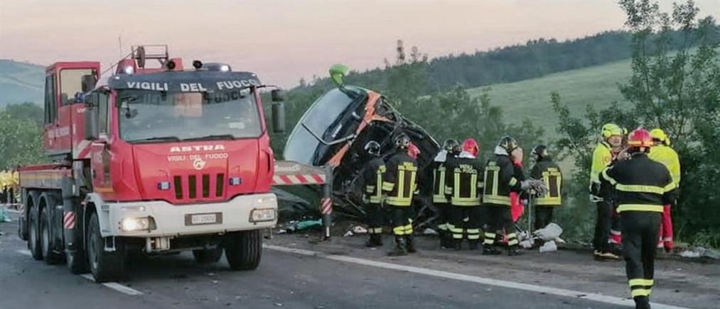 Ιταλία: Λεωφορείο με δεκάδες επιβάτες έπεσε σε γκρεμό