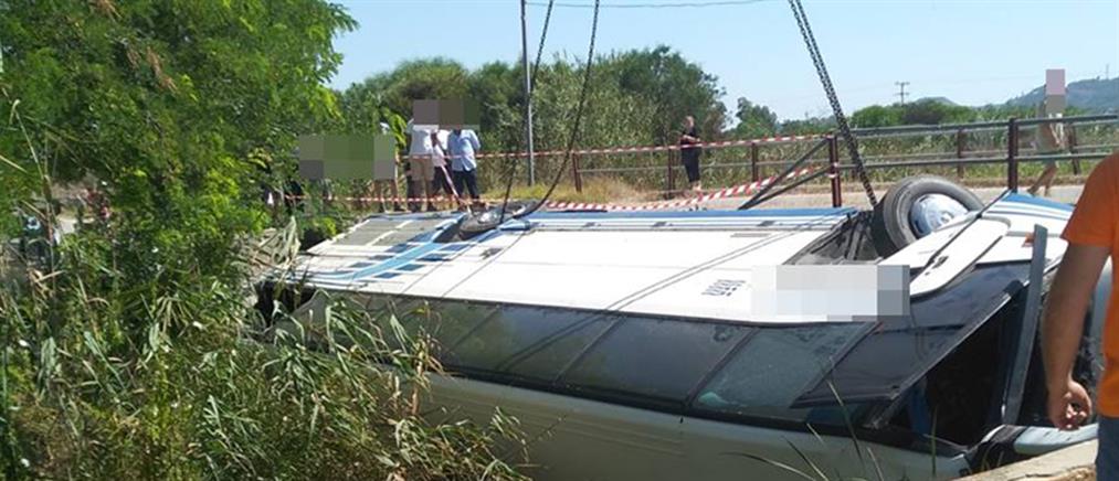 Ζάκυνθος: τουριστικό λεωφορείο έπεσε από γέφυρα (εικόνες)