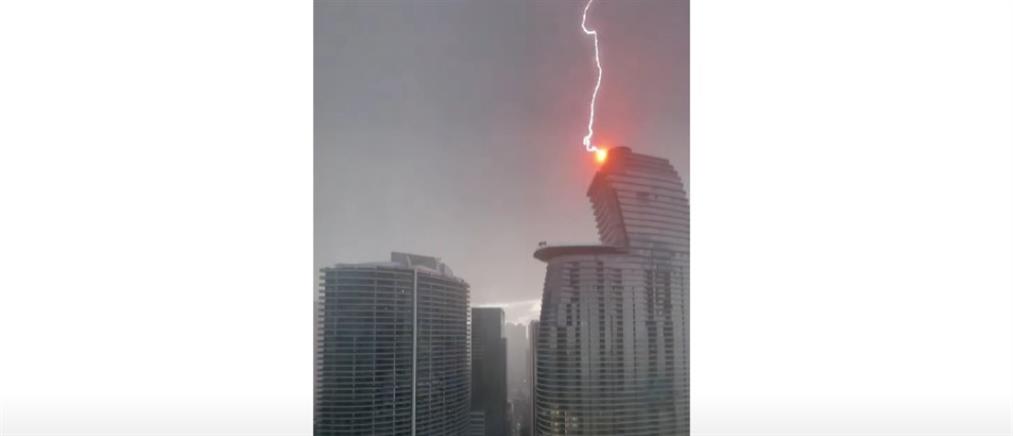 Μαϊάμι: η στιγμή που κεραυνός χτυπά ουρανοξύστη (βίντεο)