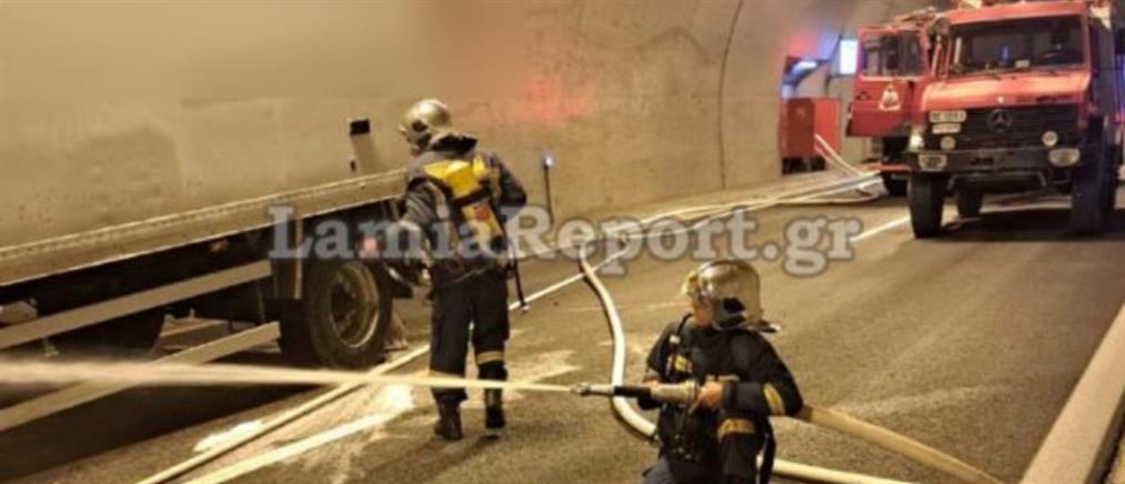 Άγιος Κωνσταντίνος: φωτιά σε νταλίκα μέσα σε τούνελ (εικόνες)