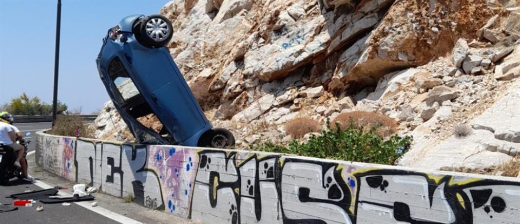 Λιμανάκια Βουλιαγμένης: Αυτοκίνητο “καρφώθηκε” στα βράχια (εικόνες)