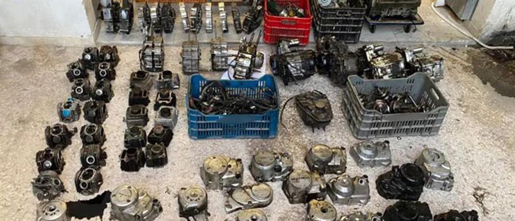 Αγία Βαρβάρα: Συμμορία έκλεβε μηχανές και τις πουλούσε παραποιημένες (εικόνες)