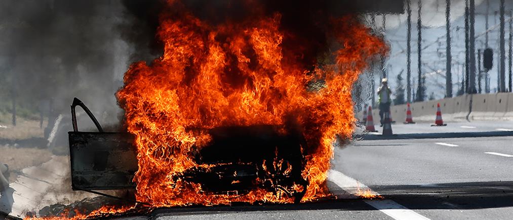 Φωτιά σε αυτοκίνητο: Έκλεισε η Εθνική Οδός Αθηνών- Κορίνθου