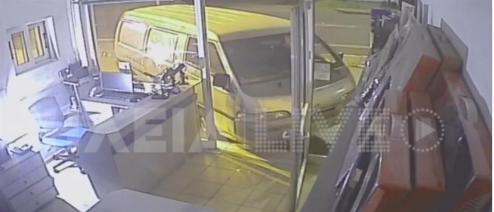 Ηλεία: Διαρρήκτης μπουκάρει σε βενζινάδικο με βαν (βίντεο)